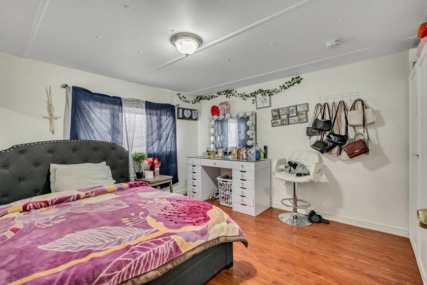 Welcome home to this beautifully maintained, move-in ready - photo 8