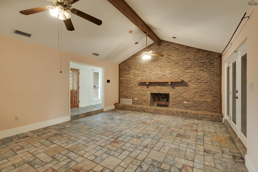 Corner-lot home with a great floor plan and endless potential! - photo 12