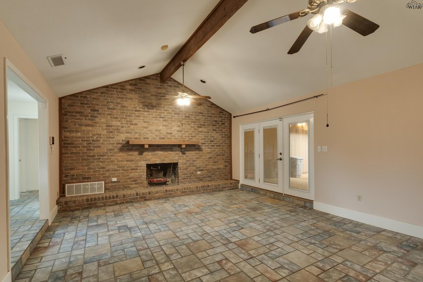 Corner-lot home with a great floor plan and endless potential! - photo 13