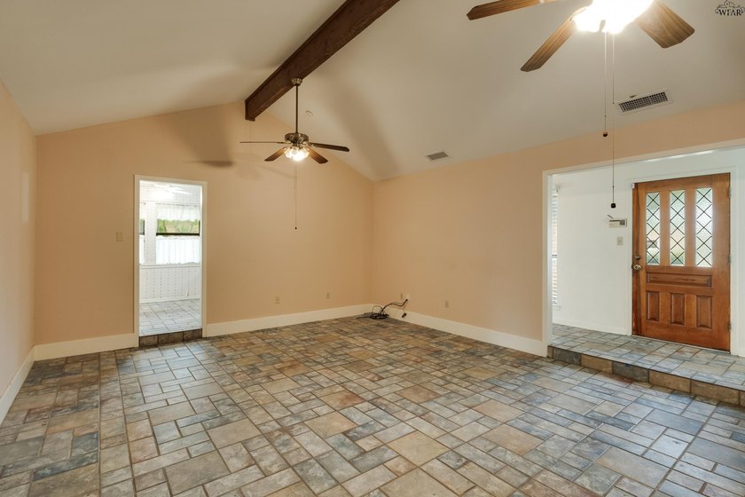 Corner-lot home with a great floor plan and endless potential! - photo 15