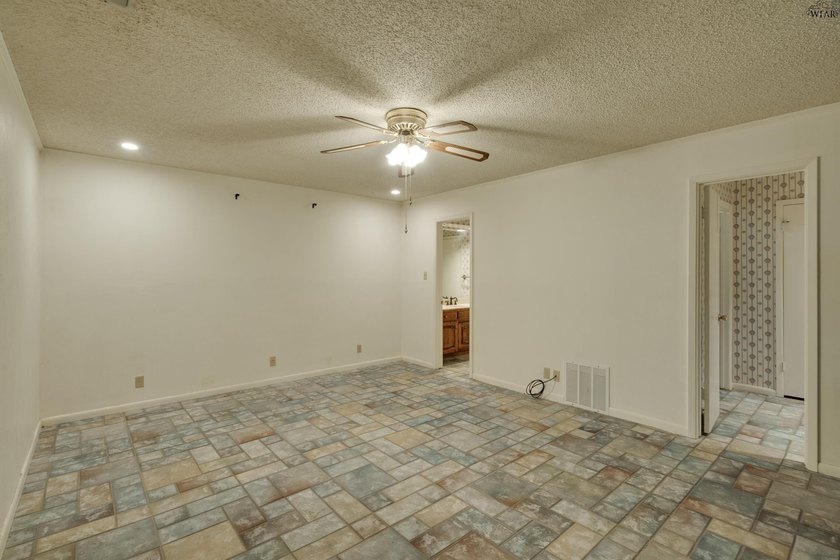 Corner-lot home with a great floor plan and endless potential! - photo 16