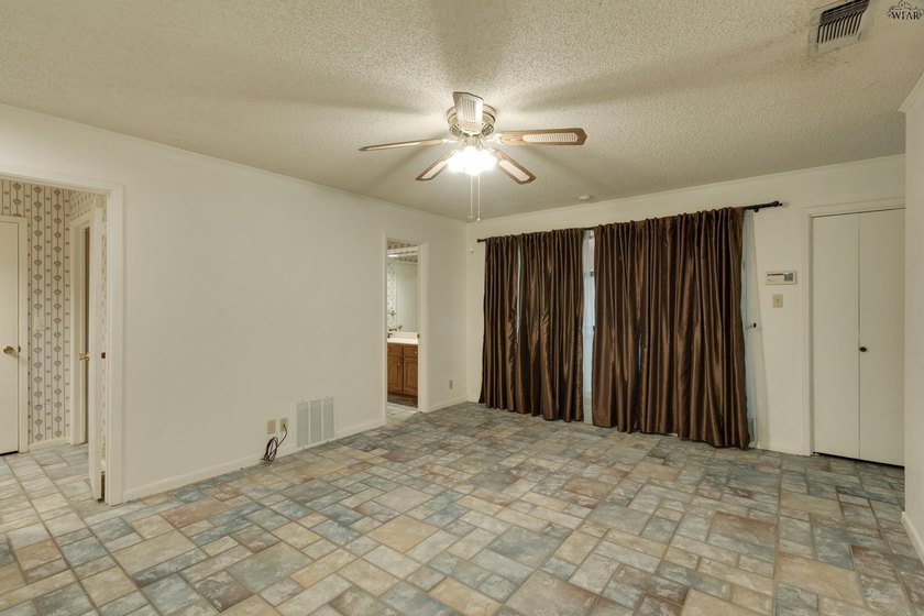 Corner-lot home with a great floor plan and endless potential! - photo 17