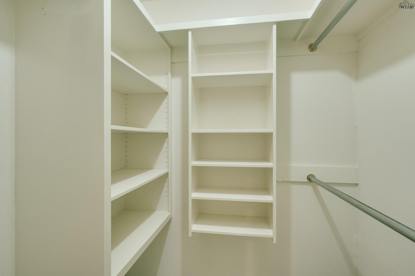 Corner-lot home with a great floor plan and endless potential! - photo 19