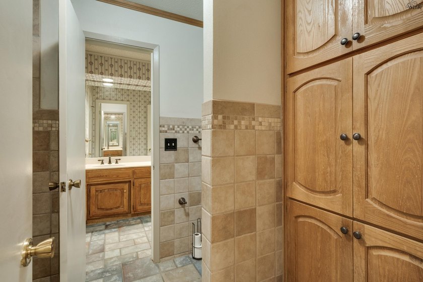 Corner-lot home with a great floor plan and endless potential! - photo 20