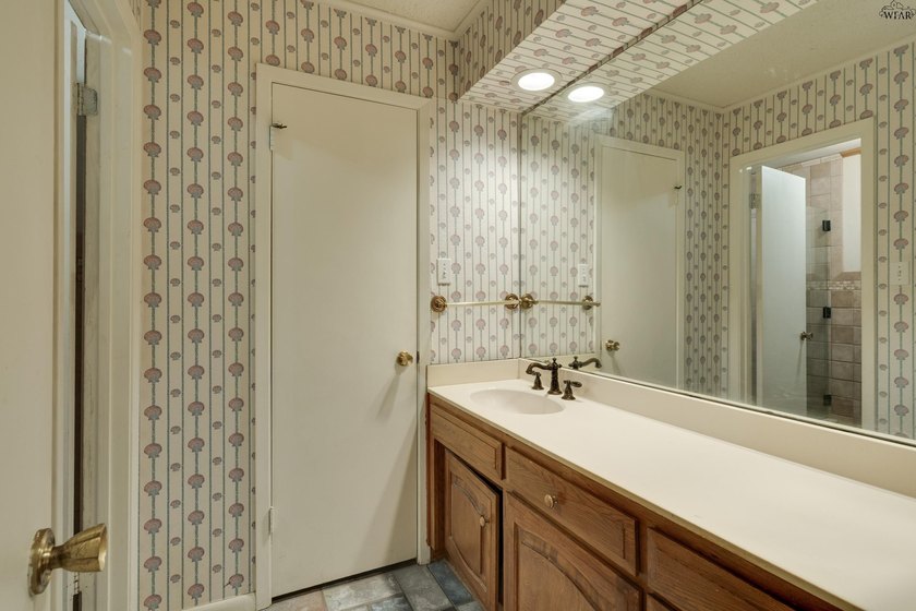 Corner-lot home with a great floor plan and endless potential! - photo 22