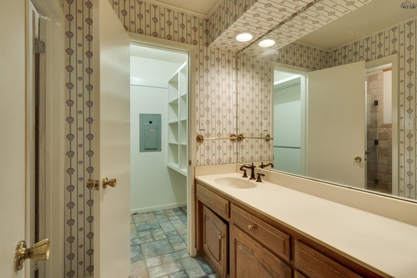 Corner-lot home with a great floor plan and endless potential! - photo 23