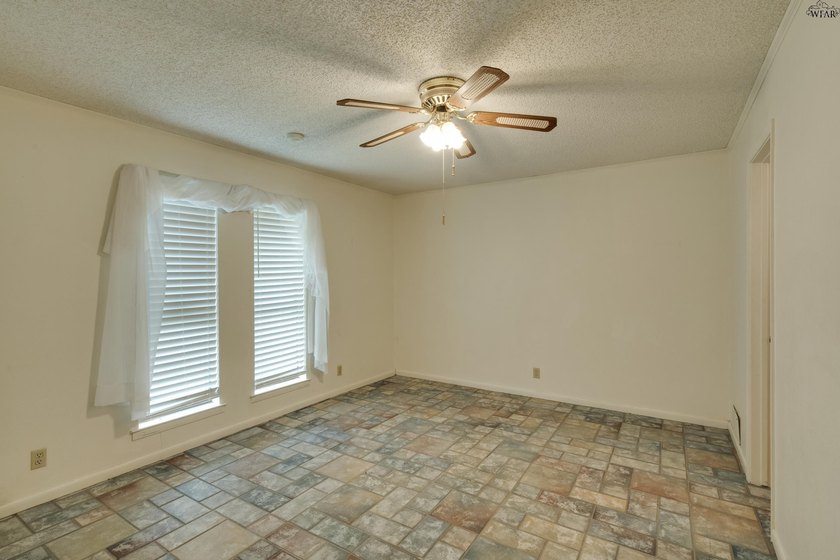 Corner-lot home with a great floor plan and endless potential! - photo 25