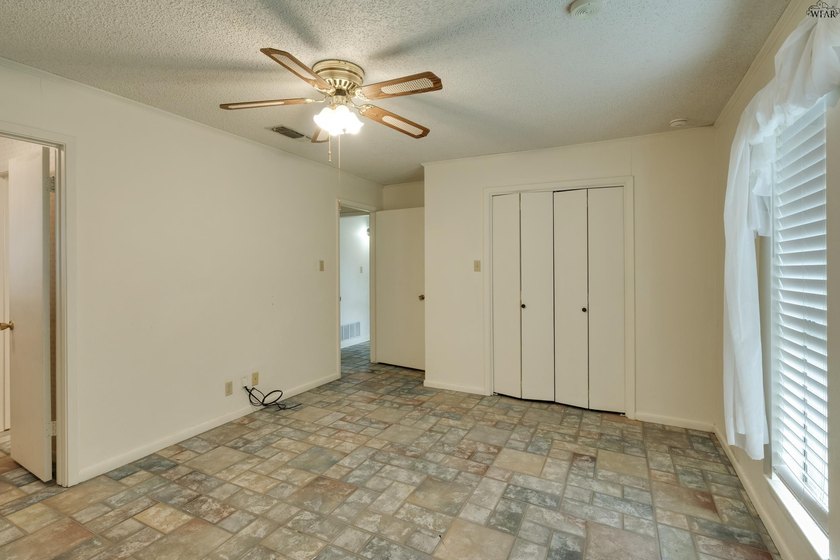 Corner-lot home with a great floor plan and endless potential! - photo 26