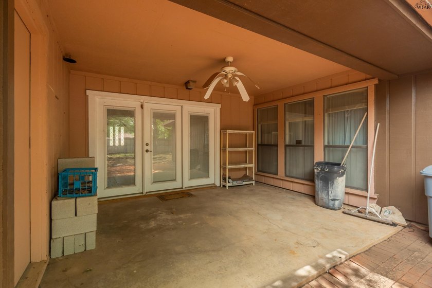 Corner-lot home with a great floor plan and endless potential! - photo 31