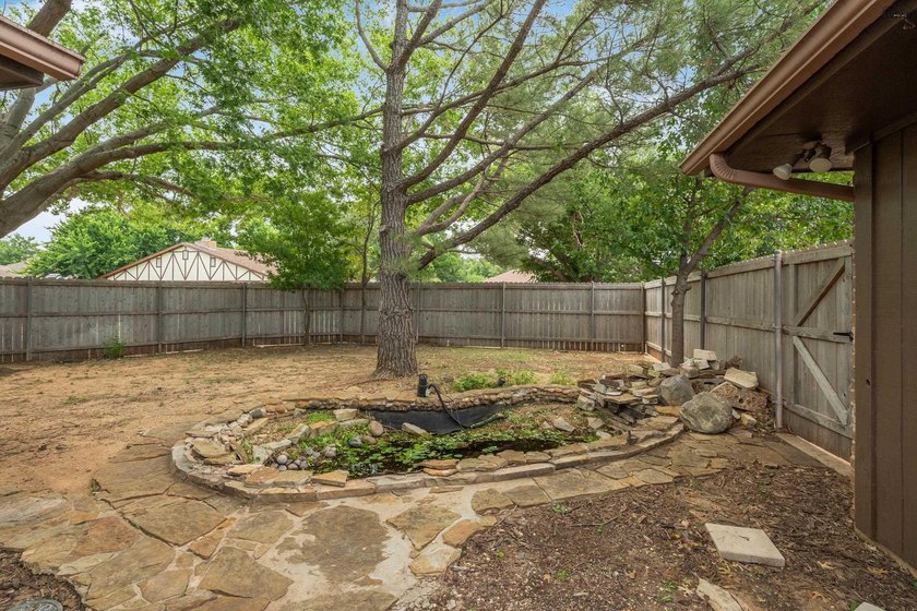 Corner-lot home with a great floor plan and endless potential! - photo 33