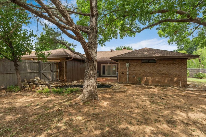Corner-lot home with a great floor plan and endless potential! - photo 34