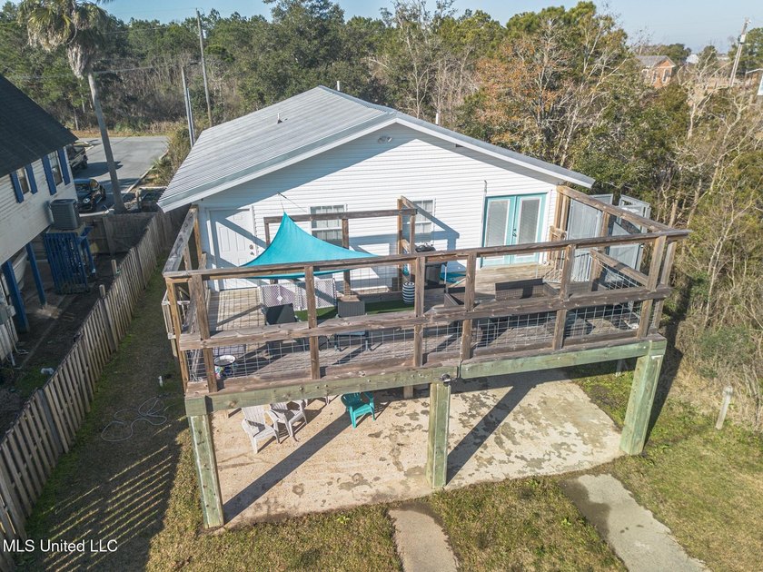Charming 3-bedroom, 2-bath ''camp'' located in the heart of Bay - photo 3