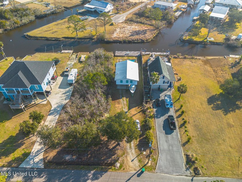 Charming 3-bedroom, 2-bath ''camp'' located in the heart of Bay - photo 4