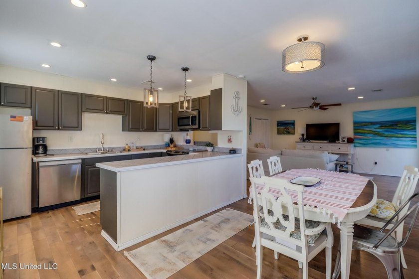 Charming 3-bedroom, 2-bath ''camp'' located in the heart of Bay - photo 9