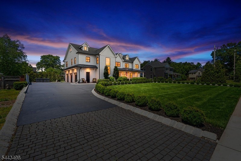 Architectural excellence meets everyday living in this - photo 2