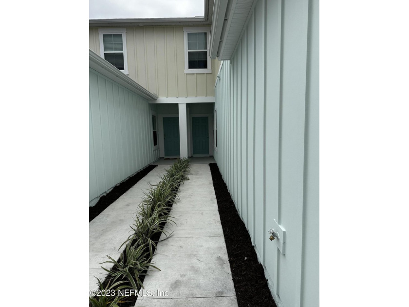 Almost new town-home, offers 3 bedrooms, 2.5 baths, and a 1-car - photo 3