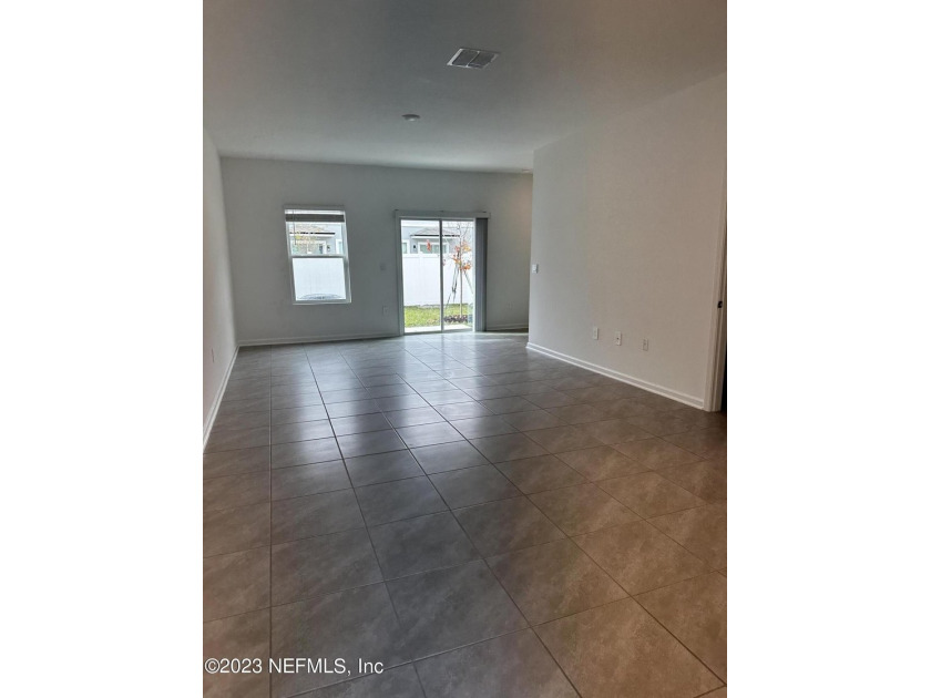 Almost new town-home, offers 3 bedrooms, 2.5 baths, and a 1-car - photo 6