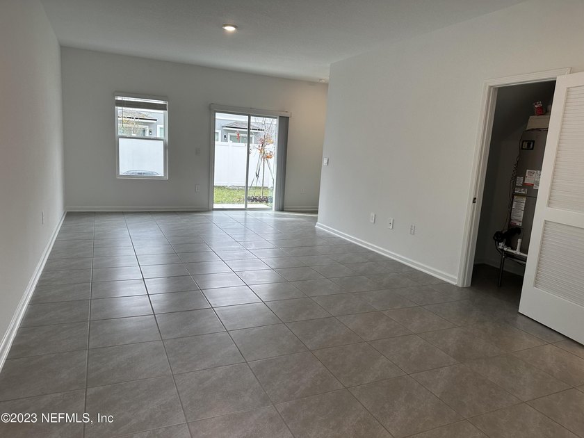 Almost new town-home, offers 3 bedrooms, 2.5 baths, and a 1-car - photo 9