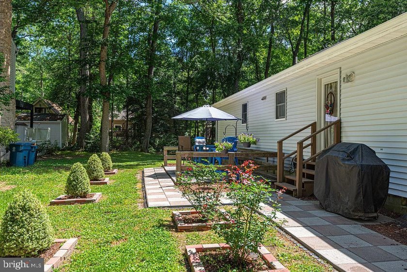 Beautifully maintained and move-in ready home located in the - photo 3