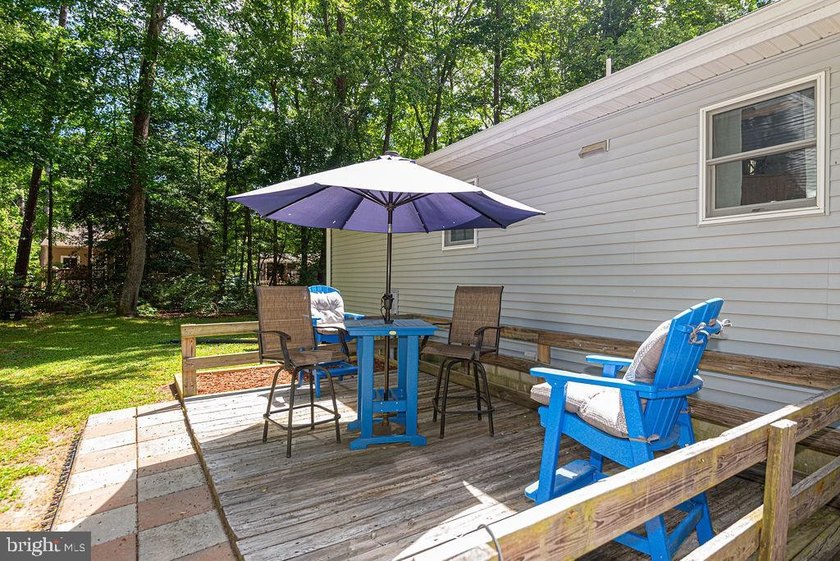 Beautifully maintained and move-in ready home located in the - photo 4