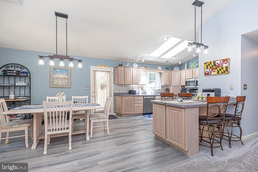 Beautifully maintained and move-in ready home located in the - photo 8