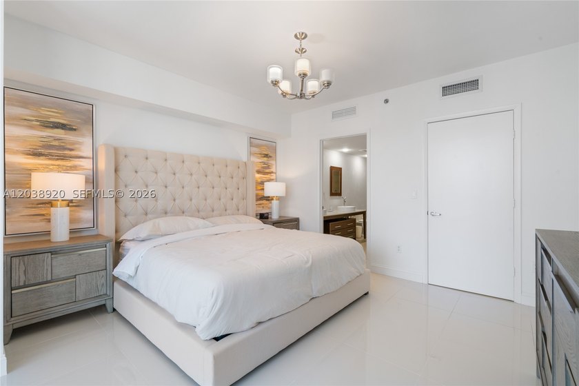 Experience luxury living at Icon Brickell Tower I. This bright - photo 10