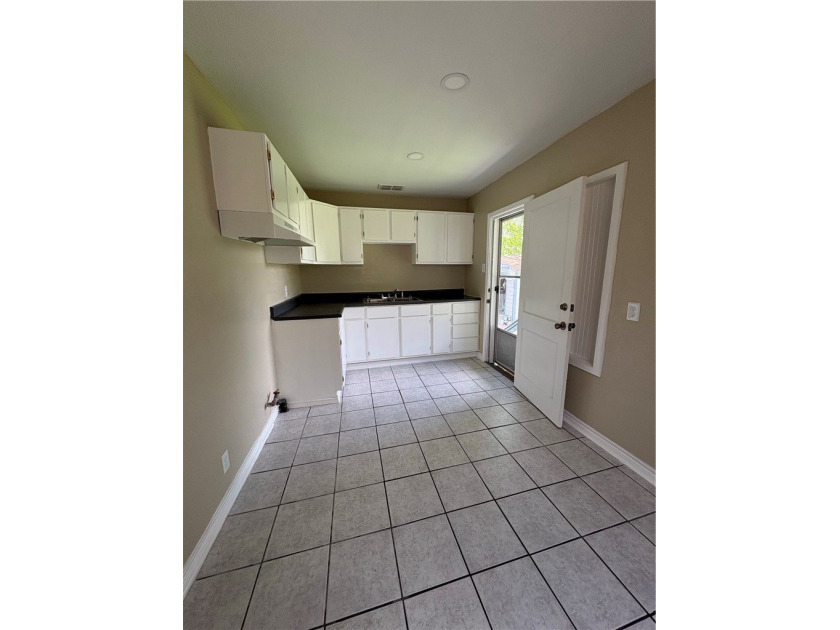 Darling home with stunning hardwood floors, great size rooms - photo 11