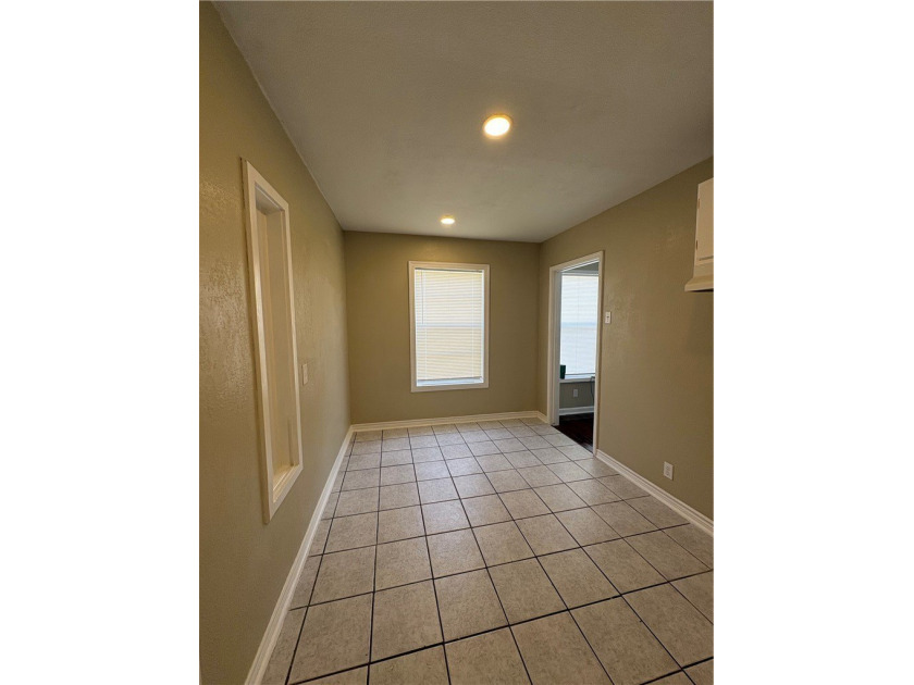 Darling home with stunning hardwood floors, great size rooms - photo 12