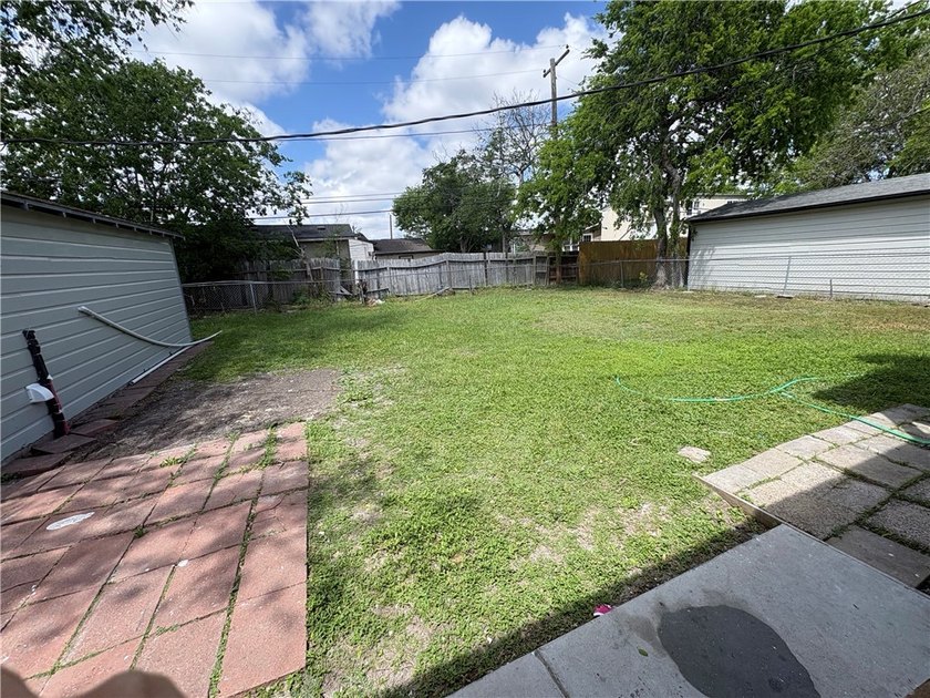 Darling home with stunning hardwood floors, great size rooms - photo 18