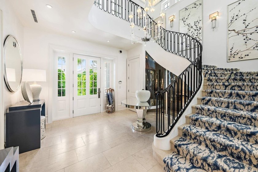 Stunning ''nearly new'' waterfront residence, complete with - photo 3