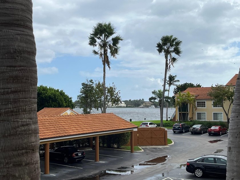 Exceptional opportunity to purchase a 2 bedroom 1 bath condo in - photo 2