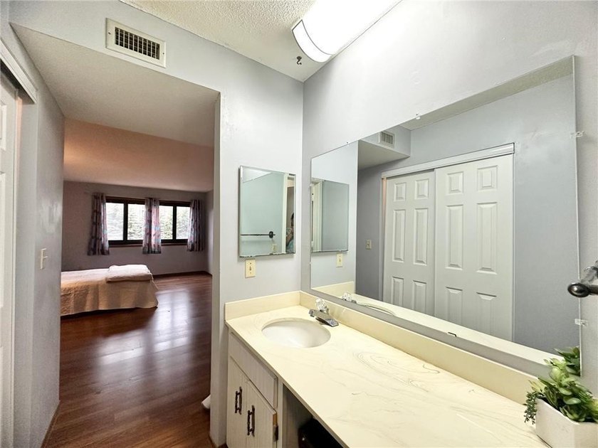 Beautifully updated, move-in-ready condo in a wonderful - photo 12