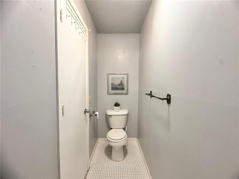 Beautifully updated, move-in-ready condo in a wonderful - photo 14