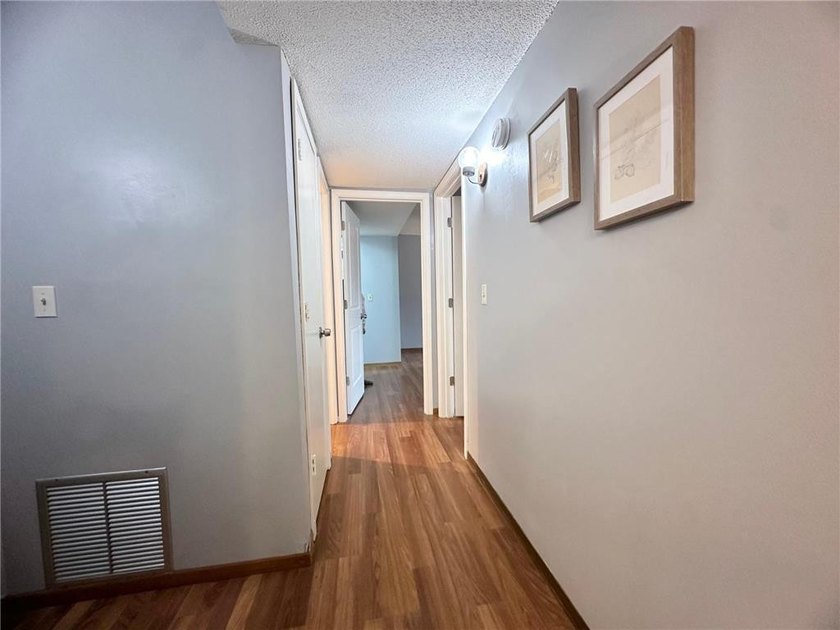 Beautifully updated, move-in-ready condo in a wonderful - photo 16