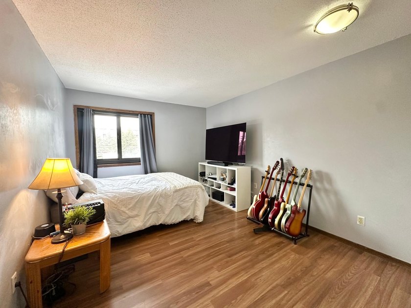 Beautifully updated, move-in-ready condo in a wonderful - photo 18