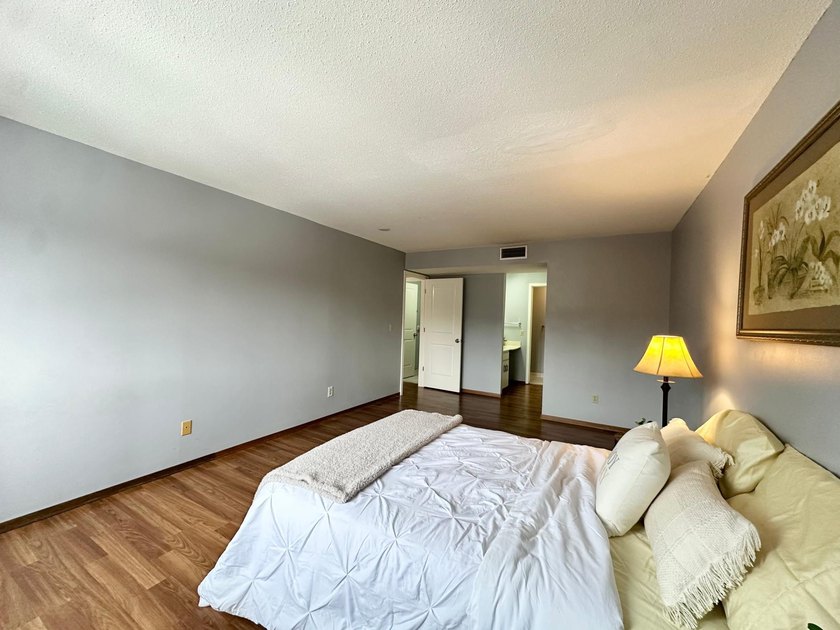 Beautifully updated, move-in-ready condo in a wonderful - photo 20