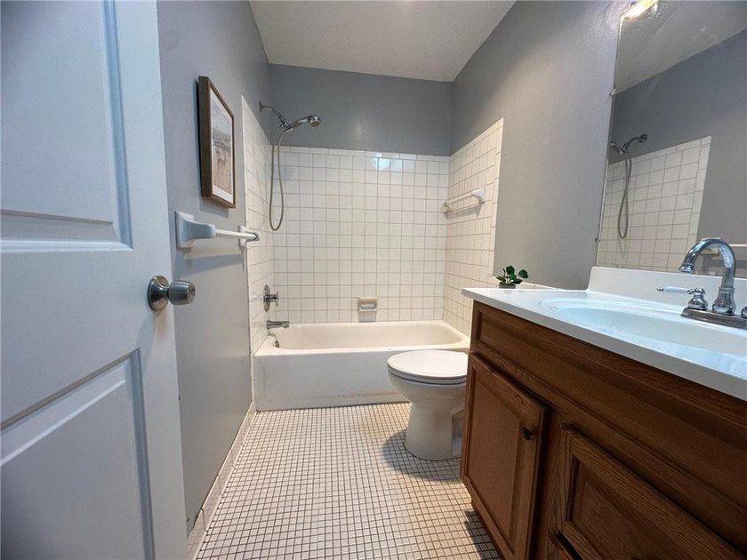 Beautifully updated, move-in-ready condo in a wonderful - photo 21