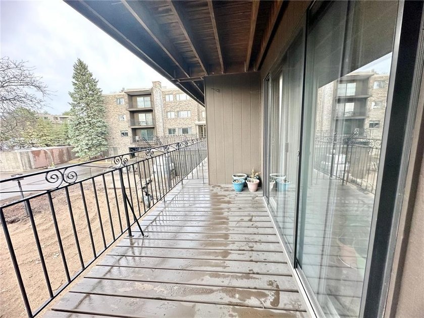 Beautifully updated, move-in-ready condo in a wonderful - photo 24