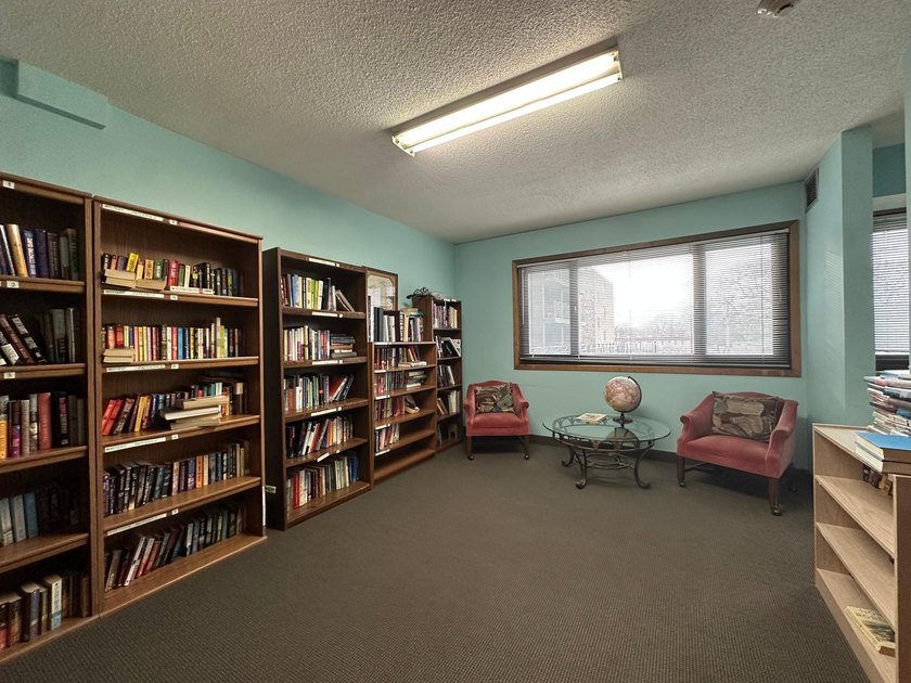 Beautifully updated, move-in-ready condo in a wonderful - photo 25
