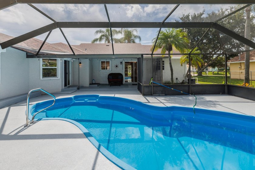 Welcome to this meticulously maintained 3-bedroom 3-bath pool - photo 30