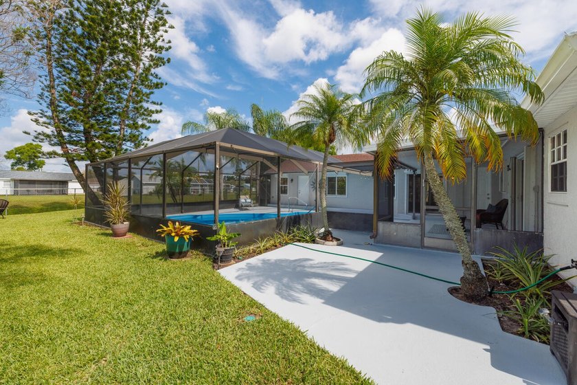Welcome to this meticulously maintained 3-bedroom 3-bath pool - photo 32