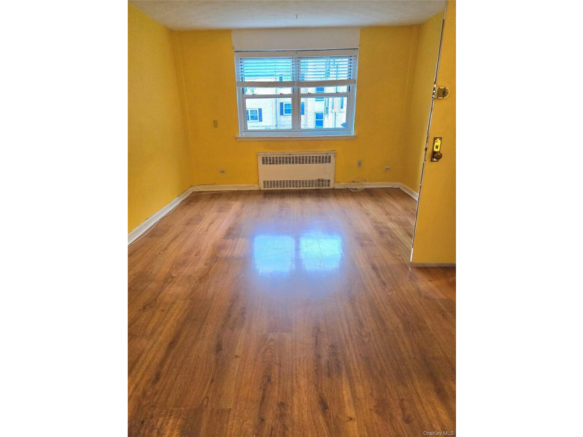 Welcome to this charming sunlit 1-bedroom, 1-bathroom co-op - photo 2