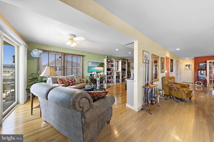 This impressive contemporary offers 3,472 sq ft of beautifully - photo 33
