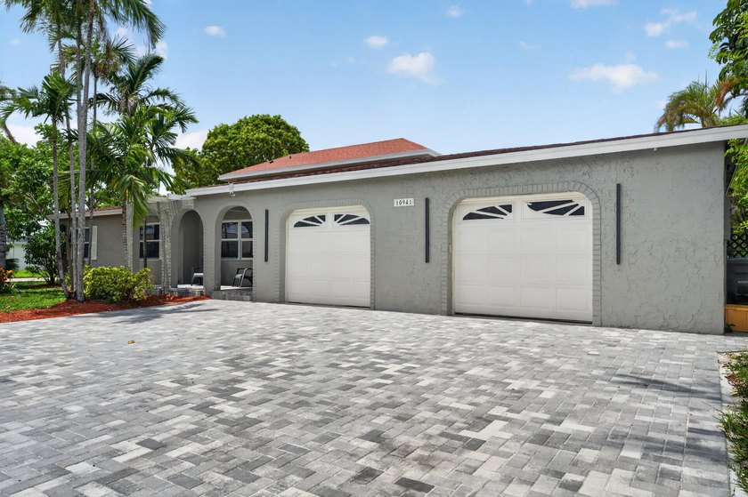 Stunning &amp; fully expanded two-story pool home in the heart of - photo 2