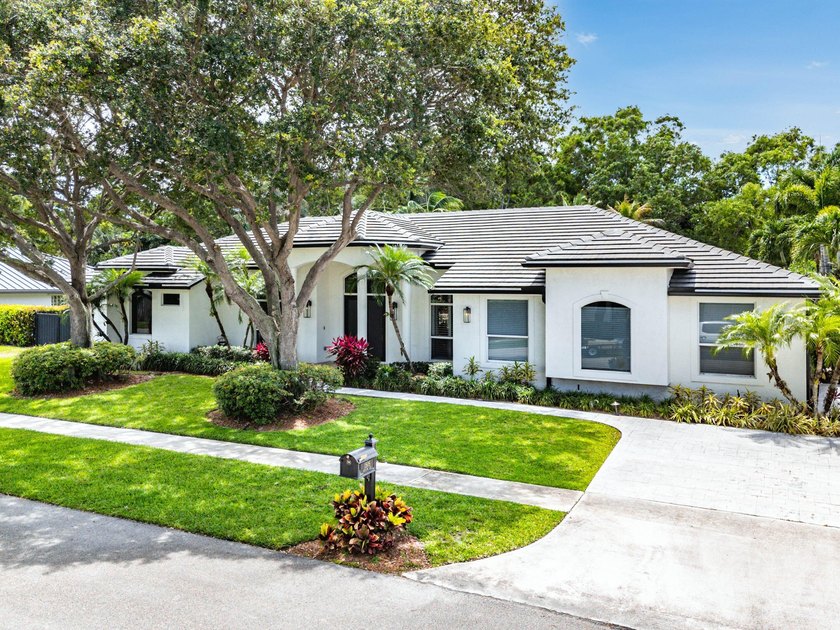 Opportunities like this are rare in East Boca. This stunning - photo 2