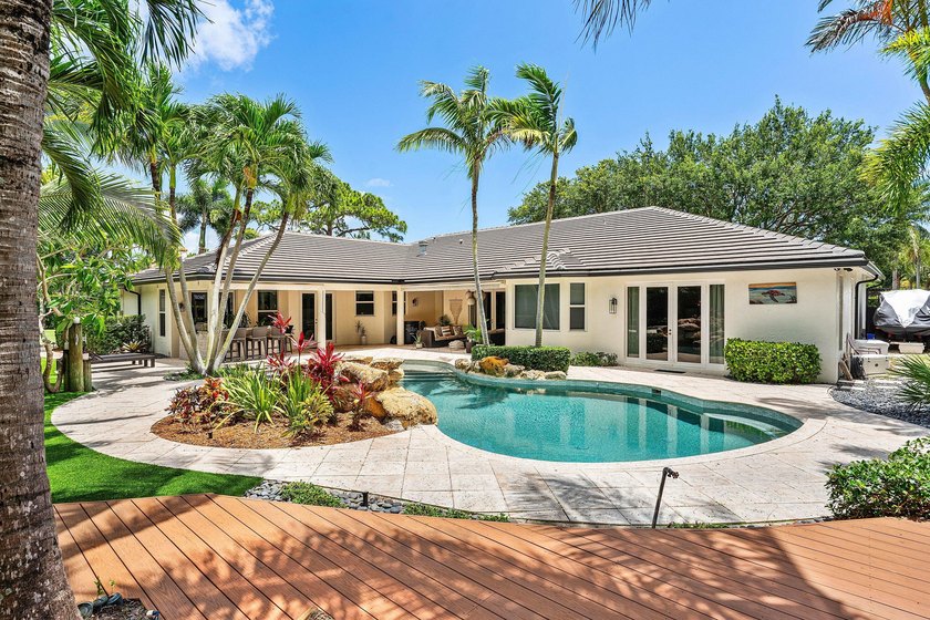Opportunities like this are rare in East Boca. This stunning - photo 4