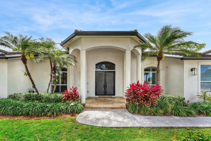 Opportunities like this are rare in East Boca. This stunning - photo 5