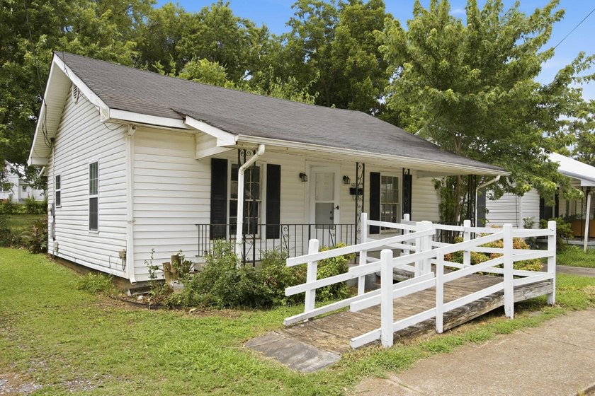 Large fenced in backyard, perfect for entertaining. Discover the - photo 3