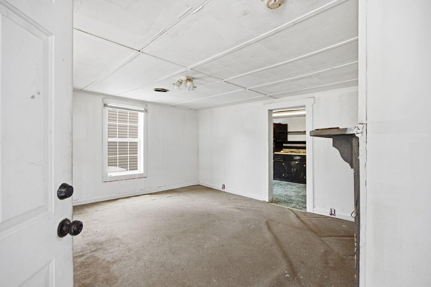 Large fenced in backyard, perfect for entertaining. Discover the - photo 5