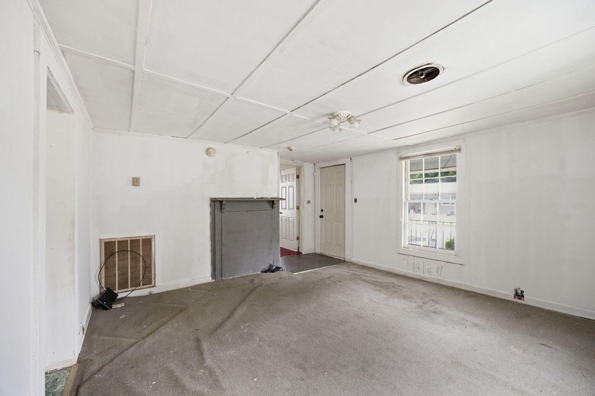 Large fenced in backyard, perfect for entertaining. Discover the - photo 7